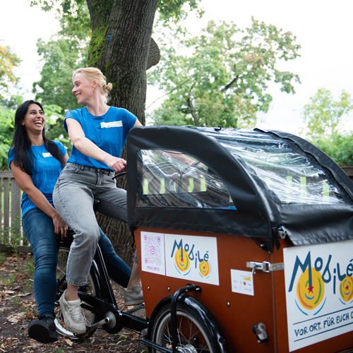 Mitarbeiterinen von Mobilé mit Lastenrad