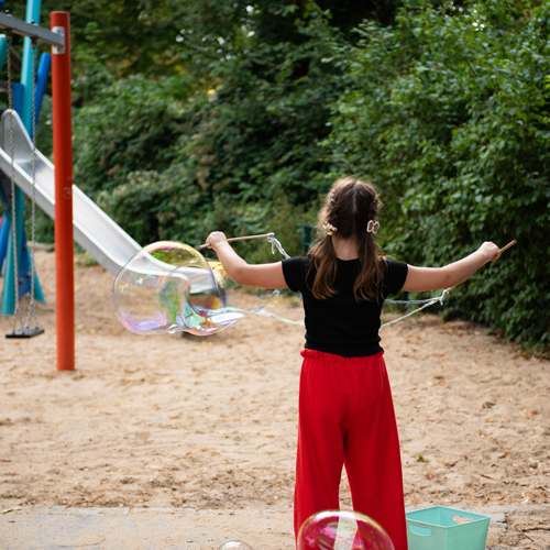ein Kind macht Seifenblasen